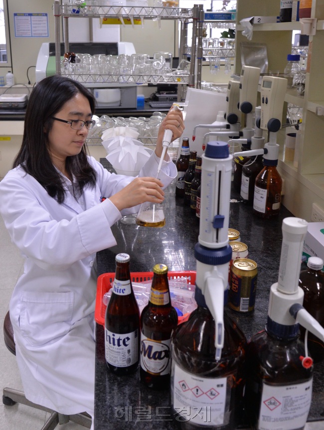 하이트진로 홍천연구소 연구원이 맥주의 색, 알콜도수, 고미(쓴맛) 단백질 등 성분을 분석하고 있다.  사진=이상섭 기자/babtong@heraldcorp.com
하이트진로 홍천연구소 연구원들이 파일럿 플랜트 발효탱크에서 만들어진 시제품 맥주를 시음하고 있다.   사진=이상섭 기자/babtong@heraldcorp.com