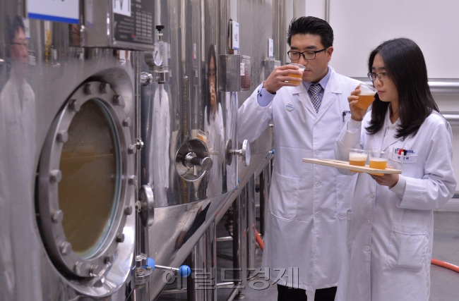 하이트진로 홍천연구소 연구원이 맥주의 색, 알콜도수, 고미(쓴맛) 단백질 등 성분을 분석하고 있다.  사진=이상섭 기자/babtong@heraldcorp.com
하이트진로 홍천연구소 연구원들이 파일럿 플랜트 발효탱크에서 만들어진 시제품 맥주를 시음하고 있다.   사진=이상섭 기자/babtong@heraldcorp.com