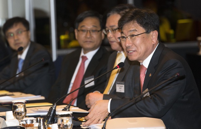 <YONHAP PHOTO-0234> 모두발언하는 윤상직 장관 (서울=연합뉴스) 윤동진 기자 = 윤상직(오른쪽) 산업통상자원부 장관이 23일 오전 서울 강남구 삼성동 코엑스인터콘티넬탈호텔에서 열린 '외국인투자기업 간담회'에서 모두발언을 하고 있다. 2015.2.23 mon@yna.co.kr/2015-02-23 08:57:08/ <저작권자 ⓒ 1980-2015 ㈜연합뉴스. 무단 전재 재배포 금지.>
윤상직(오른쪽) 산업통상자원부 장관은 23일 오전 서울 삼성동 코엑스인터콘티넨탈호텔에서 ‘외국인투자기업 간담회’를 개최했다. 정부는 이날 올해 목표로 잡은 외국인직접투자(FDI) 200억 달러 달성을 위한 세부전략을 소개하고 본격적인 투자 유치 활동에 나섰다. ［사진제공=산업통상자원부］