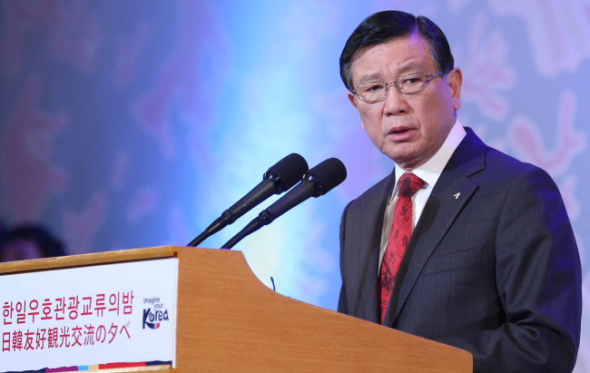 Kumho Asiana Group chairman Park Sam-koo speaks at a Korea-Japan forum in Seoul last month.   Yonhap