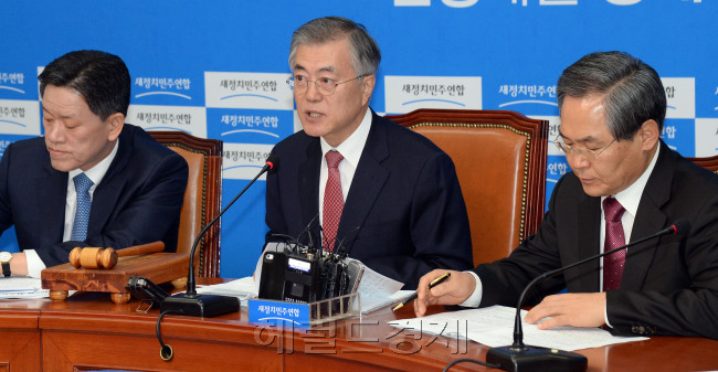 설 연휴 동안 전국 각지에서 민심을 청취하고 국회로 돌아온 여야가 2월 임시국회의 남은 열흘간 경제살리기 법안 등 입법전쟁에 돌입했다. 23일 국회에서 열린 각당 최고위원회의에 참석, 모두 발언을 하고 있는 새정치민주연합 문재인 대표. [사진=안훈 기자/rosedale@heraldcorp.com]