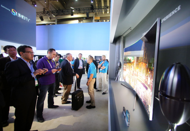 지난 1월 미국 라스베이거스에서 열린‘ CES2015’ 삼성전자 전시장에서 관람객들이 SUHD TV를 체험하고 있다. [사진=삼성전자]