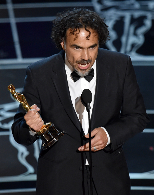 Alejandro G. Inarritu accepts the award for best director for “Birdman or (The Unexpected Virtue of Ignorance)” at the Oscars in Los Angeles on Sunday.   AP-Yonhap