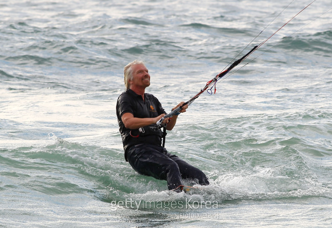 카이트 서핑을 즐기는 리처드 브랜슨(Richard Branson) 버진 그룹 회장(게티이미지)