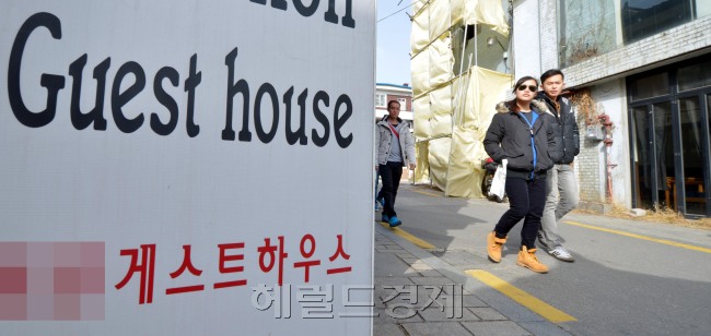 서울 시내 상당 수의 게스트하우스가 모텔이나 고시원의 변종 형태로 운영되고 있어 외국인 관광객들의 불만이 늘어나고 있다. 사진은 종로구 북촌에 위치한 게스트하우스. 사진은 기사내용과 무관. [김명섭 기자/msiron@heraldcorp.com]