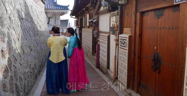서울 시내 상당 수의 게스트하우스가 모텔이나 고시원의 변종 형태로 운영되고 있어 외국인 관광객들의 불만이 늘어나고 있다. 사진은 종로구 북촌에 위치한 게스트하우스. 사진은 기사내용과 무관. [김명섭 기자/msiron@heraldcorp.com]