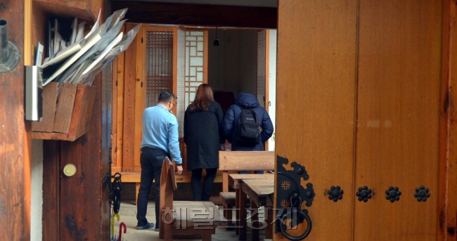 서울 시내 상당 수의 게스트하우스가 모텔이나 고시원의 변종 형태로 운영되고 있어 외국인 관광객들의 불만이 늘어나고 있다. 사진은 종로구 북촌에 위치한 게스트하우스. 사진은 기사내용과 무관. [김명섭 기자/msiron@heraldcorp.com]