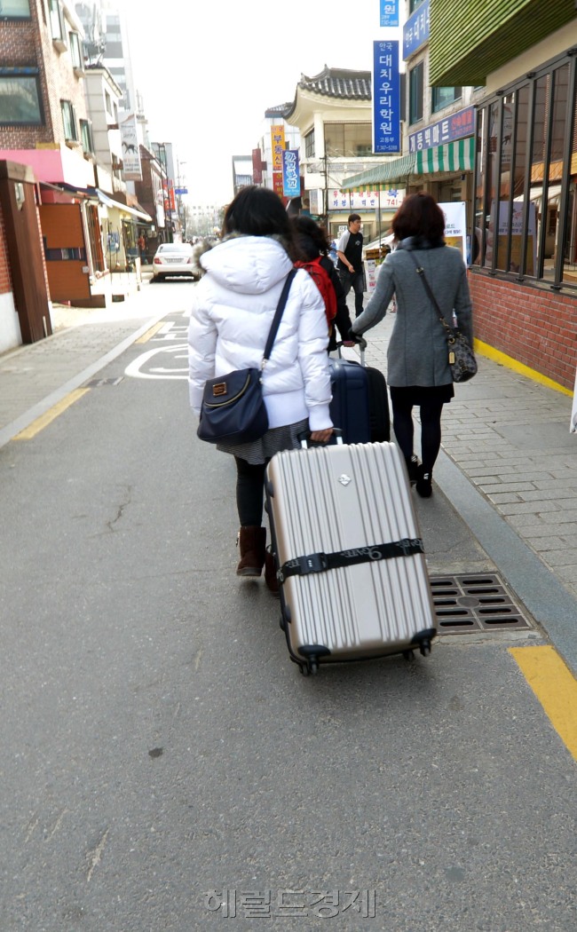 서울 시내 상당 수의 게스트하우스가 모텔이나 고시원의 변종 형태로 운영되고 있어 외국인 관광객들의 불만이 늘어나고 있다. 사진은 종로구 북촌에 위치한 게스트하우스. 사진은 기사내용과 무관. [김명섭 기자/msiron@heraldcorp.com]