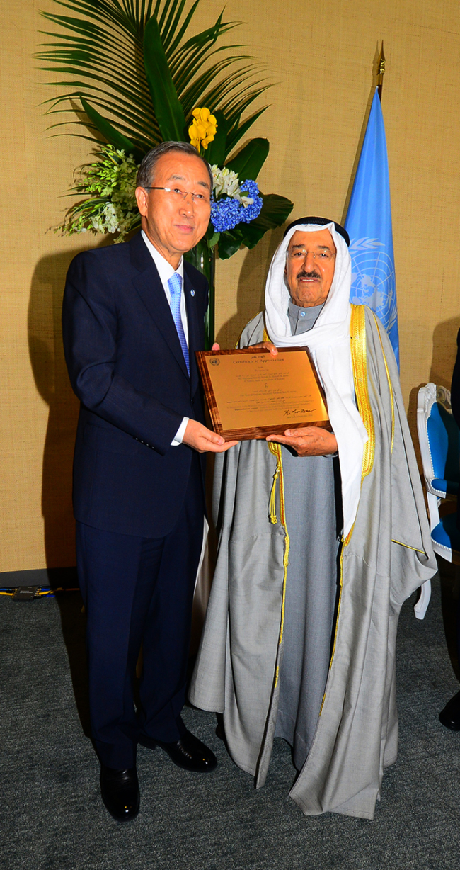 Kuwaiti Amir Sheikh Sabah Al-Ahmad Al-Jaber Al-Sabah (right) meets U.N. Secretary-General Ban Ki-moon.