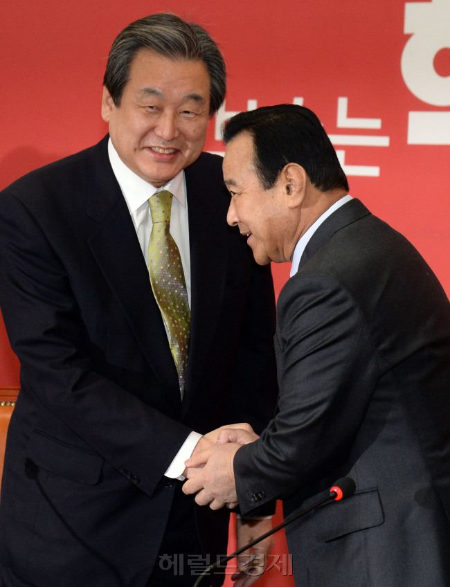 사진은 이완구 국무총리가 24일 국회를 찾아 정의화 국회의장을 예방한 데 이어 새누리당 김무성 대표와 만나 악수를 나누는 모습. [안훈 기자/rosedale@heraldcorp.com]