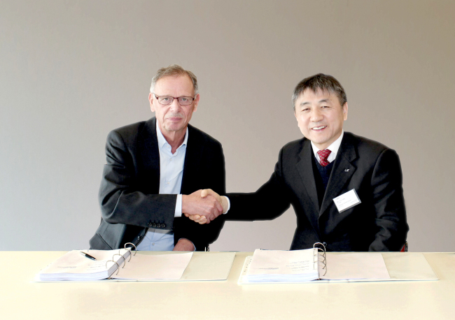 LS Cable & System executive vice president Lee Heon-sang (right) poses with Torben Glar Nielsen, CTO of Energinet Fredericia, after signing a 25 billion won ($22.5 million) cable contract in Copenhagen on Monday.   LSCS