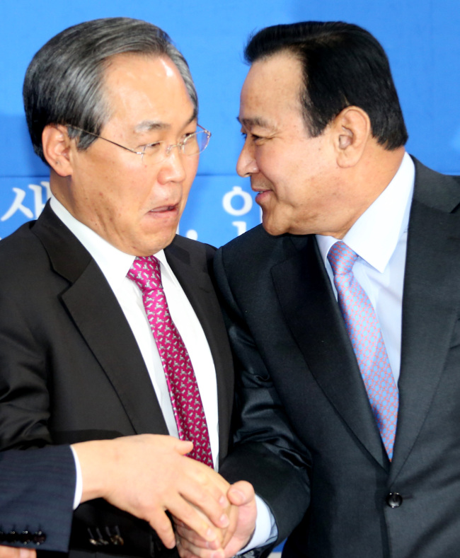 Prime Minister Lee Wan-koo (right) shakes hands with New Politics Alliance for Democracy floor leader Rep. Woo Yoon-keun at the National Assembly on Tuesday.   Yonhap