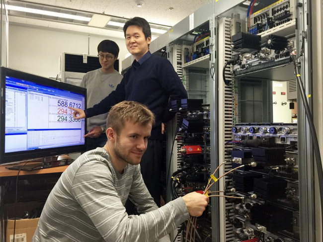 Officials from SK Telecom and Nokia Networks demonstrate the 4X4 MIMO technology, which doubles LTE network download speeds, in Seoul on Wednesday.   SKT