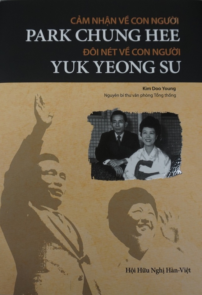 The Vietnamese cover “Human Park Chung-hee, Human Yuk Young-soo” by Kim Doo-young and translated by Cho Jae-hyun.   Cho Jae-hyun
The Vietnamese cover “Human Park Chung-hee, Human Yuk Young-soo” by Kim Doo-young and translated by Cho Jae-hyun.   Cho Jae-hyun
The Vietnamese cover “Human Park Chung-hee, Human Yuk Young-soo” by Kim Doo-young and translated by Cho Jae-hyun.   Cho Jae-hyun