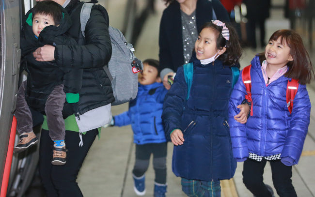 Health experts recommend children aged 6 to 7 get eye exams before entering elementary school.   Yonhap
