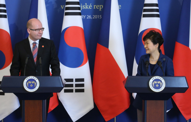 President Park Geun-hye holds a press conference with Czech Prime Minister Bohuslav Sobotka after their summit at Cheong Wa Dae in Seoul, Thursday.   Yonhap
