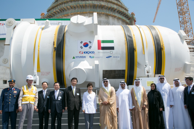 This May 20, 2014, photo shows President Park Geun-hye and Sheikh Mansour bin Zayed al-Nahyan (seventh from left), deputy prime minister of United Arab Emirates, attending an installation ceremony of a Korean-made nuclear reactor in Barakah in the Gulf nation.   Cheong Wa Dae