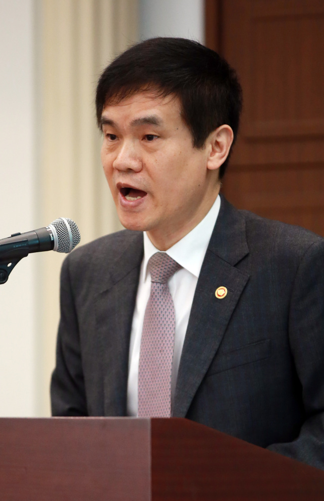 <YONHAP PHOTO-0838> 외국기업 CEO 초청 정책 간담회 (서울=연합뉴스) 박동주 기자 = 이성보 국민권익위원장이 26일 오전 서울 중구 프레스센터에서 열린 '외국기업 CEO 초청 정책 간담회'에서 인사말을 하고 있다. 2015.2.26 pdj6635@yna.co.kr/2015-02-26 08:34:58/ <저작권자 ⓒ 1980-2015 ㈜연합뉴스. 무단 전재 재배포 금지.>
Lee Sung-bo, the head of the Anti-Corruption and Civil Rights Commission.   Yonhap
