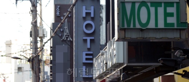 간통죄가 62년만에 폐지되면서 모텔과, 흥신소, 콘돔업체, 피임약 업체, 이혼전문 변호사 등이 ‘특수’ 기대감에 들떠 있다. 사진은 숙박업소가 밀집된 신촌의 모텔촌. 김명섭 기자 /msiron@heraldcorp.com