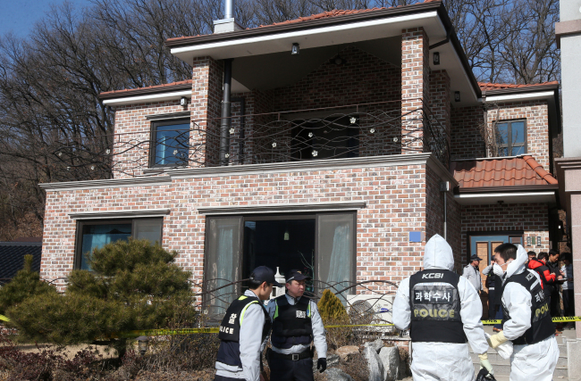 Police cordon off a house in Hwaseong, Gyeonggi Province, where a man shot and killed himself and three other people Friday.   Yonhap