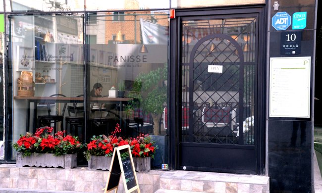 Panisse
90-3, Banpo 4-dong, Seocho-gu, Seoul; (02) 537-3829; open Mondays through Saturdays from 11 a.m. to 11 p.m., Sundays from 11 a.m. to 7 p.m.; sandwiches cost 11,000 won to 18,000 won, soup costs 6,000 won