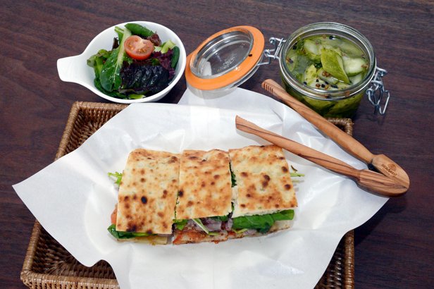 Panisse’s Paris Paris sandwich features herb-marinated medium-rare beef, fresh greens and onion confit and is served in warm flatbread. (Chung Hee-cho/The Korea Herald)