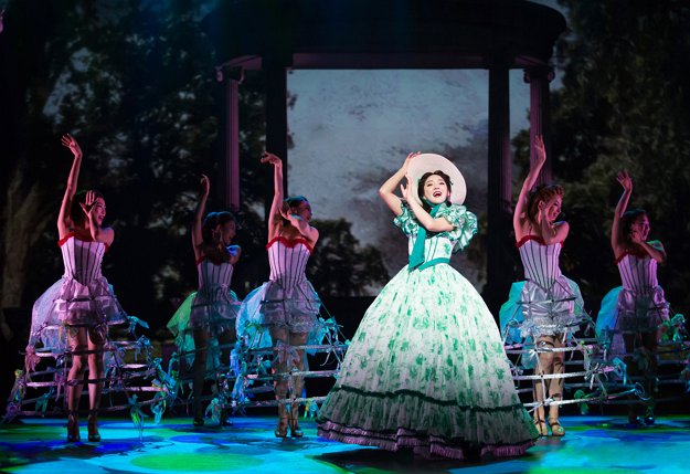 Bada stars as Scarlett O’Hara in the ongoing production of the French musical “Gone with the Wind.” (Show Media Group)