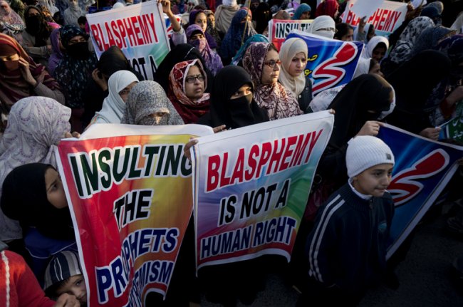 Supporters of the Pakistani religious political party Jamaat-e-Islami carry banners during a really to condemn Charlie Hebdo in Islamabad, Pakistan, on Jan. 30. (AP-Yonhap)