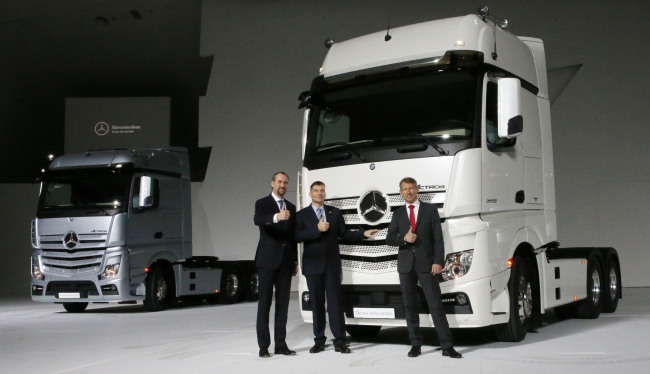 Daimler Trucks Korea CEO Rainer Gaertner (center) poses with other corporate executives during the launch event for the firm’s new eco-friendly trucks at the Dongdaemun Design Plaza in Seoul on Thursday.   Daimler Trucks Korea