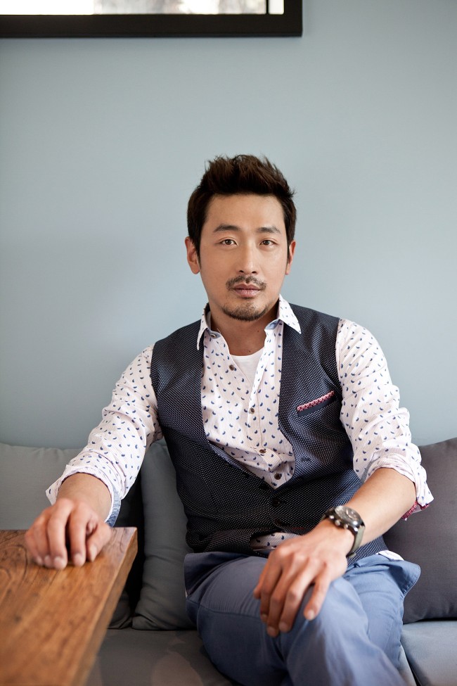 Actor Ha Jung-woo poses during the preview of his solo exhibition at Pyo Gallery LA on Saturday in Los Angeles.    Yonhap