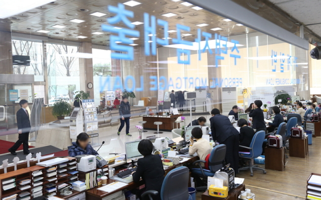 Bank employees provide consultations at a local bank in Seoul. (Yonhap)