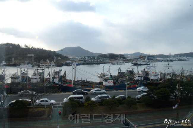 객실에서 내다본 바다와 항구, 다도해.