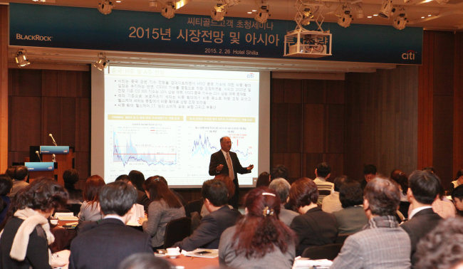 안팎으로 투자할 곳이 마땅치 않은 가운데 거액자산가들 역시 돈 굴릴 곳을 찾기가 쉽지 않은 상황이다. 거액자산가를 대상으로 최근 한국씨티은행이 개최한 글로벌 시장 전망 세미나에는 거액 자산가들이 몰려, 대학강의를 방불케 할 정도로 열기를 뿜었다.