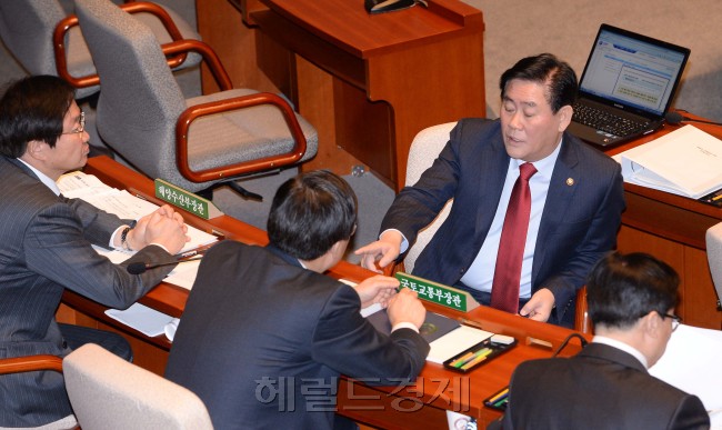 최경환 경제부총리겸 기획재정부장관(오른쪽두번째)이 2일 오전 국회에서 열린 예산결산위원회 전체회의에 출석해  서승환 국토교통부장관을 비롯한 국무위원들과 대화를 하고 있다.이길동기자.gdlee@heraldcorp.com
최경환 경제부총리겸 기획재정부장관(오른쪽두번째)이 2일 오전 국회에서 열린 예산결산위원회 전체회의에 출석해  서승환 국토교통부장관을 비롯한 국무위원들과 대화를 하고 있다.이길동기자.gdlee@heraldcorp.com