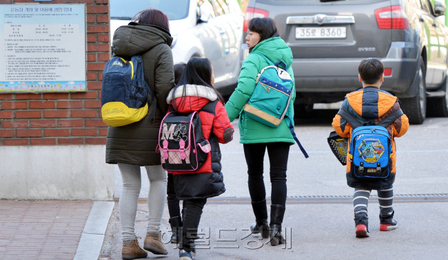 *사진설명=올 새학기가 시작된 2일 서울 지역에 ‘9시 등교제’가 처음으로 시행됐다. ‘워킹맘’들은 아이들 등교시간이 출근시간과 겹쳐 곤혹을 치렀고 학생들도 혼란스러운 학기 첫날을 보냈다. 이날 서울 아현동 소의초등학교에서 한 학부모가 아이를 학교에 데려다 주고 있다. 김명섭 기자/msiron@heraldcorp.com