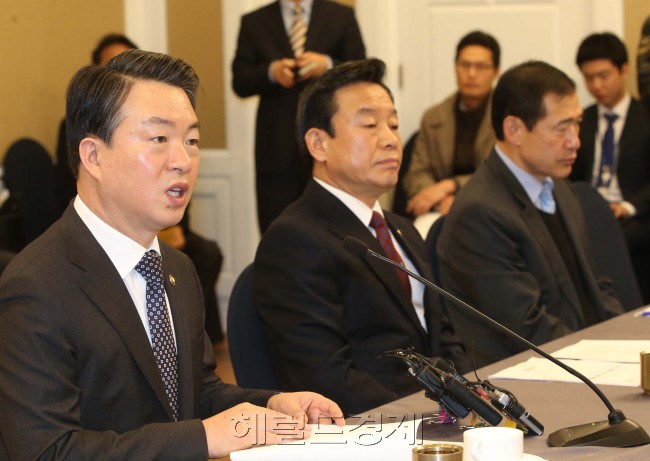 강신명 경찰청장이 2일 국회 귀빈식당에서 열린 총기사고 재발방지 및 안전대책 당정협의에서 보고하고 있다. 오른쪽은 박인용 국민안전처 장관.이길동기자.gdlee@heraldcorp.com
강신명 경찰청장이 2일 국회 귀빈식당에서 열린 총기사고 재발방지 및 안전대책 당정협의에서 보고하고 있다. 오른쪽은 박인용 국민안전처 장관.이길동기자.gdlee@heraldcorp.com