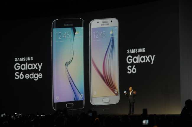 Shin Jong-kyun, CEO of Samsung’s mobile division, presents the new Galaxy S6 and S6 Edge, during a Samsung Galaxy Unpacked 2015 event on the eve of this week’s Mobile World Congress wireless show, in Barcelona, Spain, Sunday.    AP-Yonhap
Shin Jong-kyun, CEO of Samsung’s mobile division, presents the new Galaxy S6 and S6 Edge, during a Samsung Galaxy Unpacked 2015 event on the eve of this week’s Mobile World Congress wireless show, in Barcelona, Spain, Sunday.    AP-Yonhap