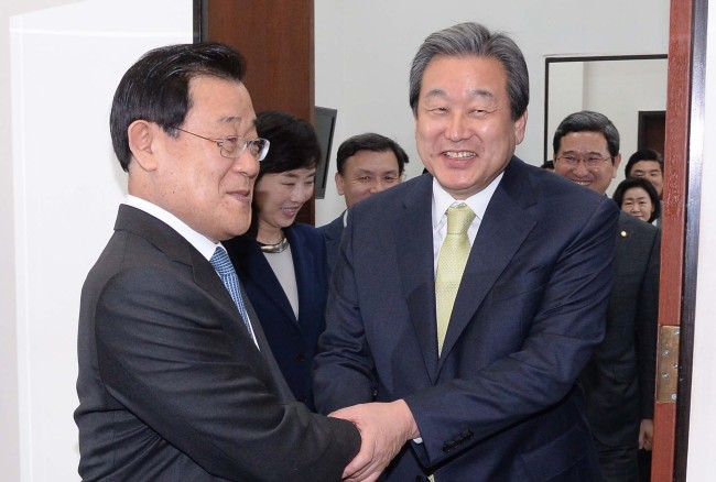 김무성 새누리당대표가 2일 취임 인사차 국회 대표실을 찾은 이병기 대통령 비서실장을 반갑게 맞이하며 인사를 나누고 있다.이길동기자.gdlee@heraldcorp.com
김무성 새누리당대표가 2일 취임 인사차 국회 대표실을 찾은 이병기 대통령 비서실장을 반갑게 맞이하며 인사를 나누고 있다.이길동기자.gdlee@heraldcorp.com