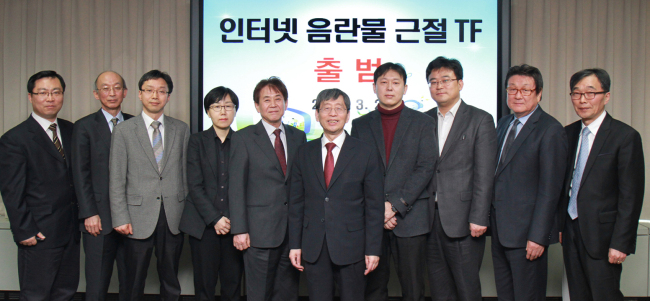 <YONHAP PHOTO-1482> 방통심의위, '인터넷 음란물 근절 TF' 출범 (서울=연합뉴스) 방송통신심의위원회는 심각해지는 인터넷 상의 음란물을 더 신속하고 효율적으로 차단하기 위해 5개의 실무반으로 구성된 '음란물 근절 태스크포스(TF)'를 8월 31일까지 6개월간 운영하고 필요 시 연장하기로 했다고 2일 밝혔다. '음란물 근절 TF'는 건전한 정보문화 환경 조성을 위한 위원회 역량 집중, 음란물 유통경로 차단을 위한 모니터링 및 심의 강화, 이용자·유관기관 및 사업자 상호협력을 통한 공동규제 협력체계 구축 등을 3대 추진방향으로 설정했다. 2015.3.2 << 방송통신심의위원회 제공 >> photo@yna.co.kr/2015-03-02 17:28:25/ <저작권자 ⓒ 1980-2015 ㈜연합뉴스. 무단 전재 재배포 금지.>
<YONHAP PHOTO-1482> 방통심의위, '인터넷 음란물 근절 TF' 출범 (서울=연합뉴스) 방송통신심의위원회는 심각해지는 인터넷 상의 음란물을 더 신속하고 효율적으로 차단하기 위해 5개의 실무반으로 구성된 '음란물 근절 태스크포스(TF)'를 8월 31일까지 6개월간 운영하고 필요 시 연장하기로 했다고 2일 밝혔다. '음란물 근절 TF'는 건전한 정보문화 환경 조성을 위한 위원회 역량 집중, 음란물 유통경로 차단을 위한 모니터링 및 심의 강화, 이용자·유관기관 및 사업자 상호협력을 통한 공동규제 협력체계 구축 등을 3대 추진방향으로 설정했다. 2015.3.2 << 방송통신심의위원회 제공 >> photo@yna.co.kr/2015-03-02 17:28:25/ <저작권자 ⓒ 1980-2015 ㈜연합뉴스. 무단 전재 재배포 금지.>
