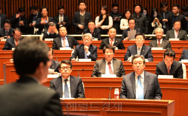 새누리당 김무성 대표 등 의원들이 3일 국회 예결위회의장에서 열린 의원총회에서 유승민 원내대표로부터 전날 야당과 합의한 김영란법(부정청탁 및 금품 등 수수금지법) 본회의 처리 등에 대한 설명을 듣고 있다. 이길동 기자/gdlee@heraldcorp.com