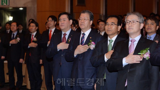 3일 오전 서울 삼성동 코엑스에서 최경환(왼쪽부터) 부총리, 임환수 국세청장, 김낙회 관세청장와 모범납세자 등 훈·포장 수상자 및 가족, 관련
기관 관계자 등 1100여명이 참석한 가운데 제49회 납세자의 날 기념식이 열렸다. 참석자들이 국민의례를 하고 있다. 이상섭 기자/babtong@heraldcorp.com