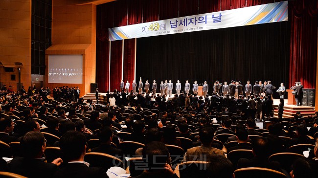 3일 오전 서울 삼성동 코엑스 컨벤션센터 오디토리움에서 최경환 부총리 겸 기획재정부장관을 비롯한 모범납세자 등 훈·포장 수상자 및 가족, 관련기관 관계자 등 약 1,100명이 참석한 가운데 제 49회 납세자의 날 기념식이 열렸다. 최경환 부총리가 시상을 하고 있다.
이상섭 기자. babtong@heraldcorp.com