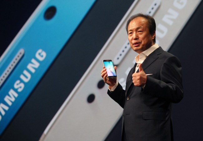 Shin Jong-kyun, CEO of Samsung’s mobile division, shows the new Galaxy S6 during the Samsung Galaxy Unpacked 2015 event at the Mobile World Congress wireless show, in Barcelona, Spain, Sunday.   AP-Yonhap