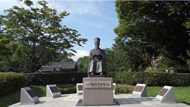 경기도 남양주시 조안면에 조성돼 있는 다산 정약용 선생 생가와 동 상
경기도 남양주시 조안면에 조성돼 있는 다산 정약용 선생 생가와 동 상