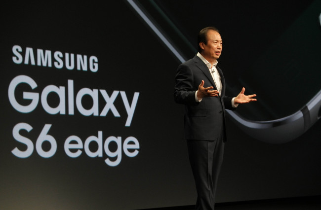 Samsung Electrionics mobile chief Shin Jong-kyun introduces new Galaxy smartphones at MWC on Tuesday.   Yonhap