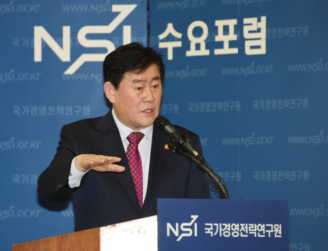 최경환 경제부총리 겸 기획재정부 장관이 4일 은행회관에서 열린 국가경영전략연구원 수요정책포럼에서 ‘2015년 한국 경제의 진로’를 주제로 조찬 강연을 하고 있다. [사진=기획재정부]