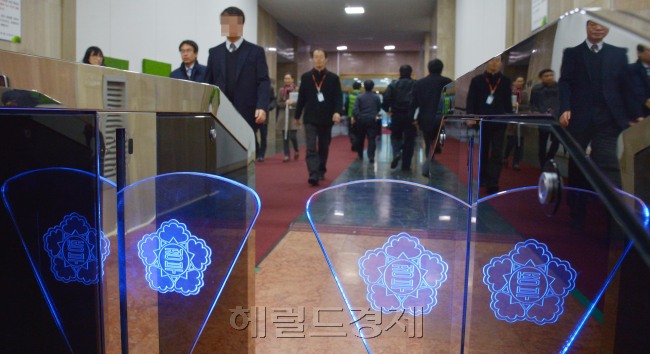 논란 끝에 여야가 합의한 ‘김영란법’(부정청탁 및 금품 등 수수금지법) 제정안이 지난 3일 오후 국회 본회의를 통과했다. 법제처 심의와 국무회의 의결을 거쳐 공포되면 1년6개월 간의 유예 기간을 거쳐 시행된다. 공직사회에 큰 변화가 불가피할 전망이다. 이날 오후 정부세종청사 출입문을 오가는 공무원들. 김명섭 기자/msiron@heraldcorp.com