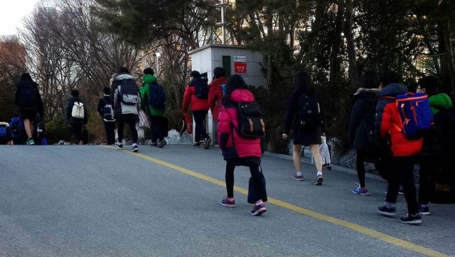 4일 오전 노원구의 한 중학교 (중계중) 학생들이 등교하고 있다.