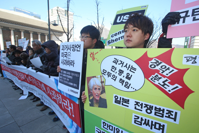 <YONHAP PHOTO-1569> 셔먼 차관 사과 촉구하는 시민단체회원들 (서울=연합뉴스) 김도훈 기자 = 한국진보연대, 올바른과거청산을위한단체협의회 등 시민단체 회원들이 4일 오전 서울 광화문 미국대사관 인근에서 웬디 셔먼 미 국무부 정무차관의 한·중·일 과거사 관련 발언 규탄 기자회견을 하고 있다. 셔먼 차관은 지난달 27일(현지시간) 워싱턴DC 카네기 국제평화연구소에서 열린 세미나에서 기조연설을 통해 "정치지도자가 과거의 적을 비난함으로써 값싼 박수를 얻는 것은 어렵지 않다. 그러나 이 같은 도발은 진전이 아니라 마비를 초래한다"고 말해 논란을 빚고 있다. 2015.3.4 superdoo82@yna.co.kr/2015-03-04 12:06:05/ <저작권자 ⓒ 1980-2015 ㈜연합뉴스. 무단 전재 재배포 금지.>
Civic groups hold a rally near the U.S. Embassy in Seoul to call for U.S. Under Secretary of State Wendy Sherman to apologize for making controversial remarks about history disputes among Korea, Japan and China. She was quoted as saying “it’s not hard ... to earn cheap applause by vilifying a former enemy,” sparking outrage in Korea and China.   Yonhap
