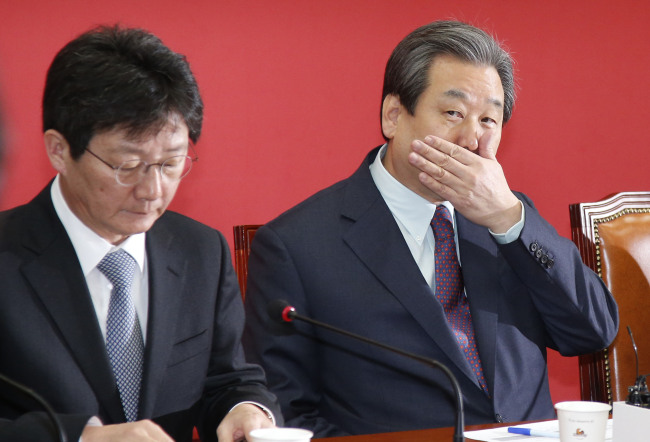 <YONHAP PHOTO-1307> 취재진 바라보는 김무성 (서울=연합뉴스) 이상학 기자 = 새누리당 김무성 대표가 4일 오전 국회에서 열린 최고중진연석회의에서 취재진을 바라보고 있다. 2015.3.4 leesh@yna.co.kr/2015-03-04 09:55:09/ <저작권자 ⓒ 1980-2015 ㈜연합뉴스. 무단 전재 재배포 금지.>
Ruling Saenuri Party leader Rep. Kim Moo-sung (right) and floor leader Rep. Yoo Seong-min attend a party meeting Wednesday at the National Assembly.   Yonhap